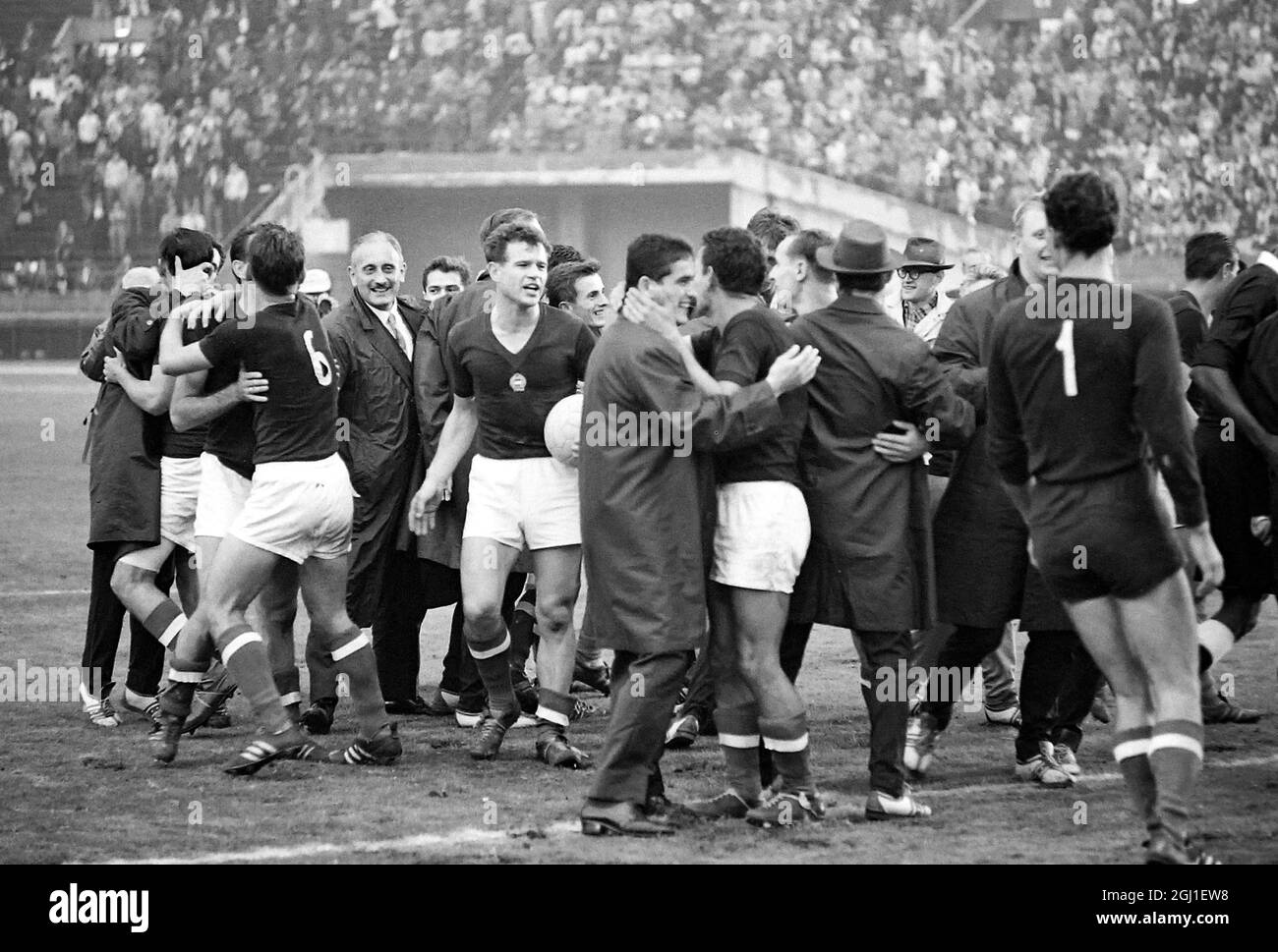 24 OTTOBRE 1964 l'Ungheria festeggia dopo aver sconfitto la Cecoslovacchia 2-1 nella finale di calcio per vincere la medaglia d'oro ai XVIII Giochi Olimpici di Tokyo, Giappone. Foto Stock