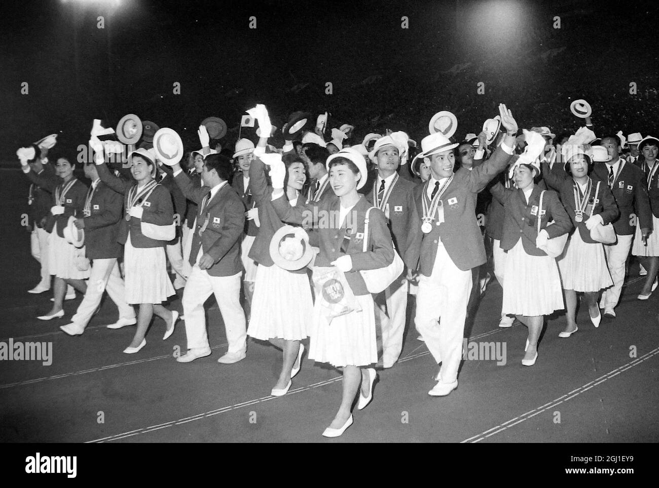 OLIMPIADI, GIOCHI OLIMPICI DI SPORT - LA XVIII 18A OLYMPIAS A TOKYO, GIAPPONE - CONCORRENTI GIAPPONESI XVIII OLYMPIAS MARCH ARENA ALLA CERIMONIA DI CHIUSURA ; 25 OTTOBRE 1964 Foto Stock