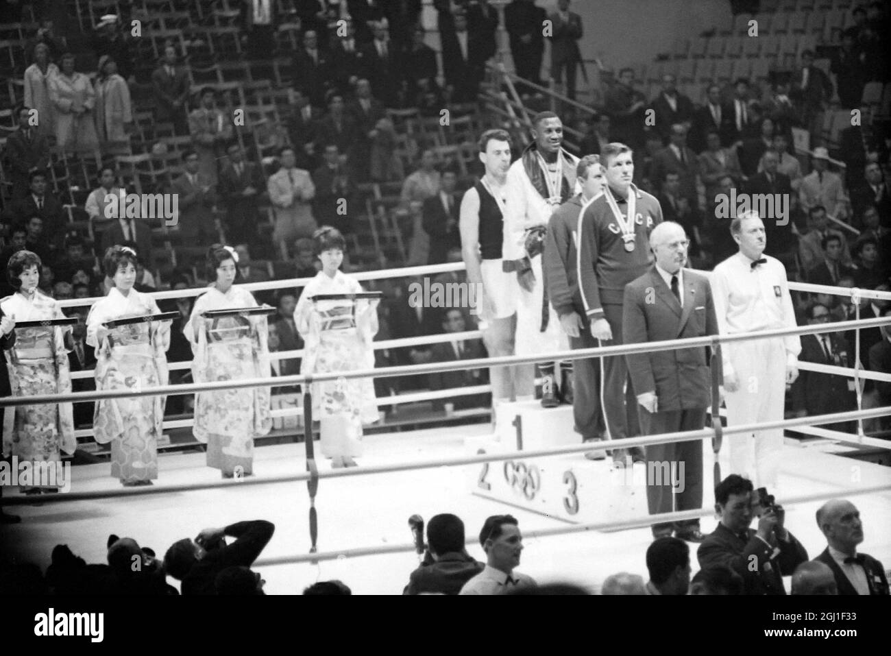 OLIMPIADI, GIOCHI OLIMPICI DI SPORT - LA XVIII 18A OLYMPIADE A TOKYO, GIAPPONE - OLIMPIADI DI BOXE IL FRAZIER DEL PESO DEL CIELO BATTE HUBER ; 25 OTTOBRE 1964 Foto Stock