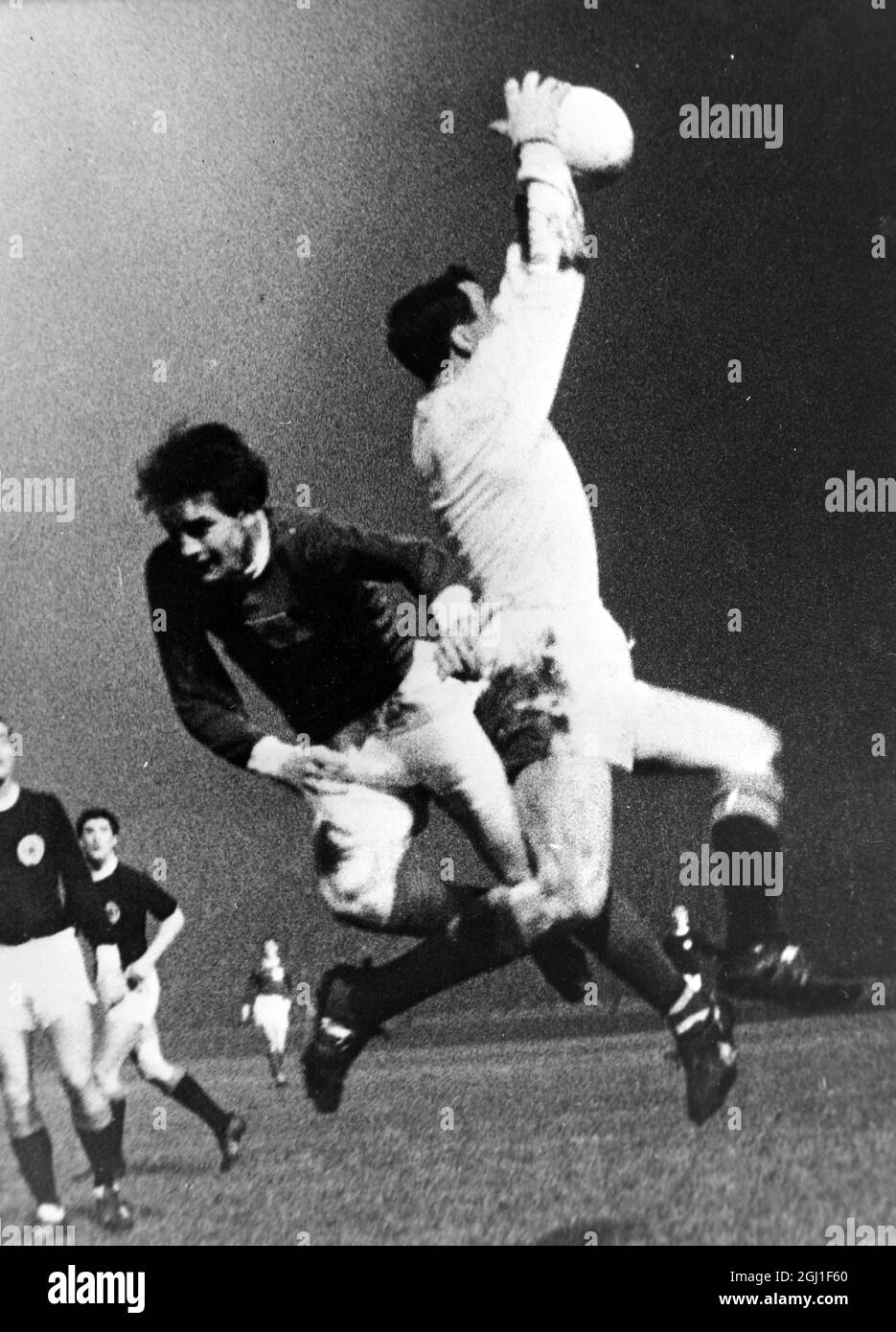 IRVINE WILLIE FOOBALLER ACTION - SCOZIA V IRLANDA A GLASGOW - ; 28 NOVEMBRE 1964 Foto Stock