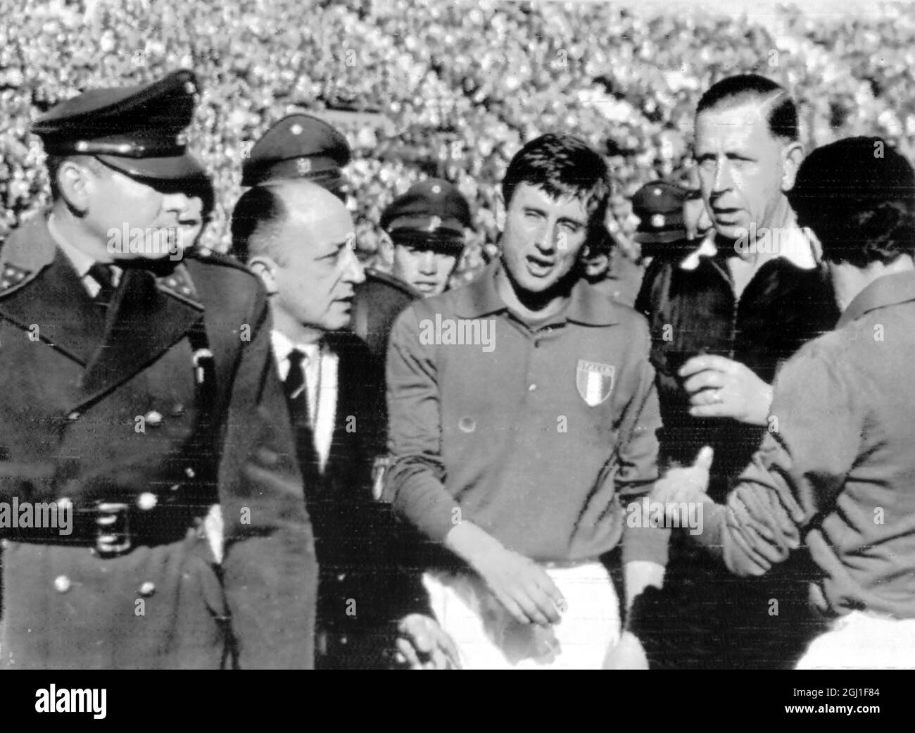 1962 Coppa del mondo Italia / Cile polizia e arbitro Ashton escort giocatore italiano Ferrini dal campo . Si sono scatenate accese dispute tra i giocatori delle due squadre e la polizia ha dovuto finalmente salire in campo per scortare Ferrini . 2 giugno 1962 Foto Stock