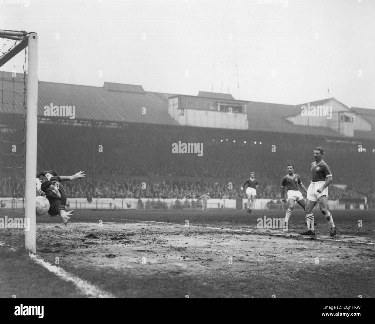 Chelsea contro Manchester United , a Stamford Bridge Una stretta fuga per Chelsea come testata dal centro degli Stati Uniti in avanti Dawson batte il portiere di Chelsea Bonetti , ma colpisce un post . 24 dicembre 1960 Foto Stock