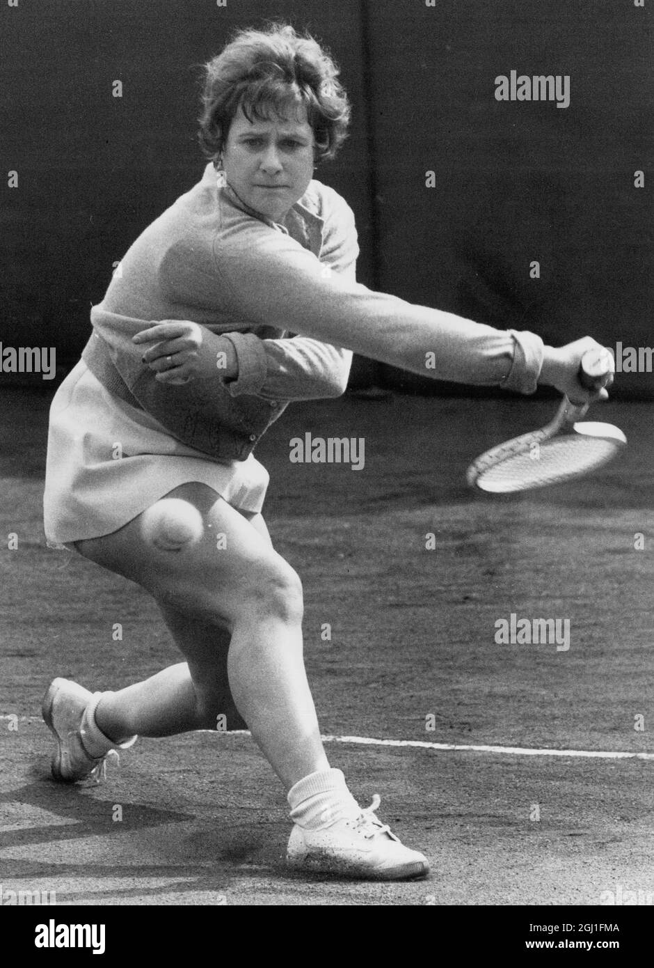 Shirley Brasher : nato il 13 giugno 1934 , ex tennista britannico che ha vinto tre titoli Grand Slam . L'ex Miss Shirley Bloomer , il giocatore della Wightman Cup , moglie dell'ex atleta internazionale Chris Brasher , raffigurato in azione contro la signora J Wagstaff nel secondo round della sezione Ladies Singles del Torneo di Corte dura di Cumberland , Hampstead , Inghilterra . 9 aprile 1968 Foto Stock