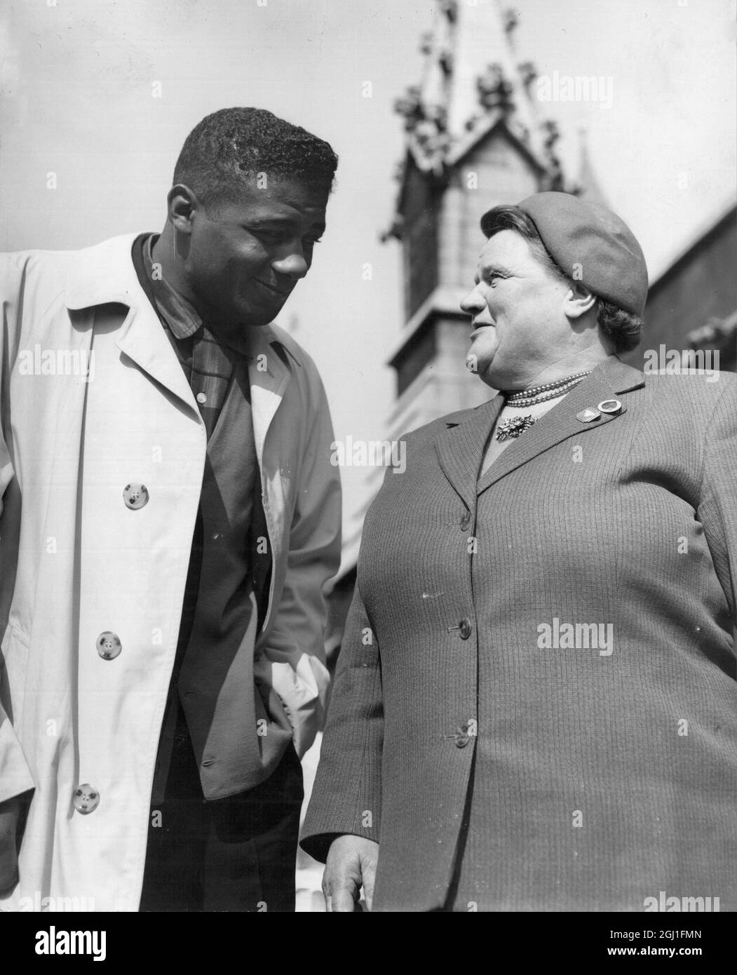 Bessie Braddock, laburista MP con il suo ospite, campione mondiale di pugilato pesi massimi Floyd Patterson d'America, che ha fatto un tour delle Case del Parlamento. 1° aprile 1958 Foto Stock
