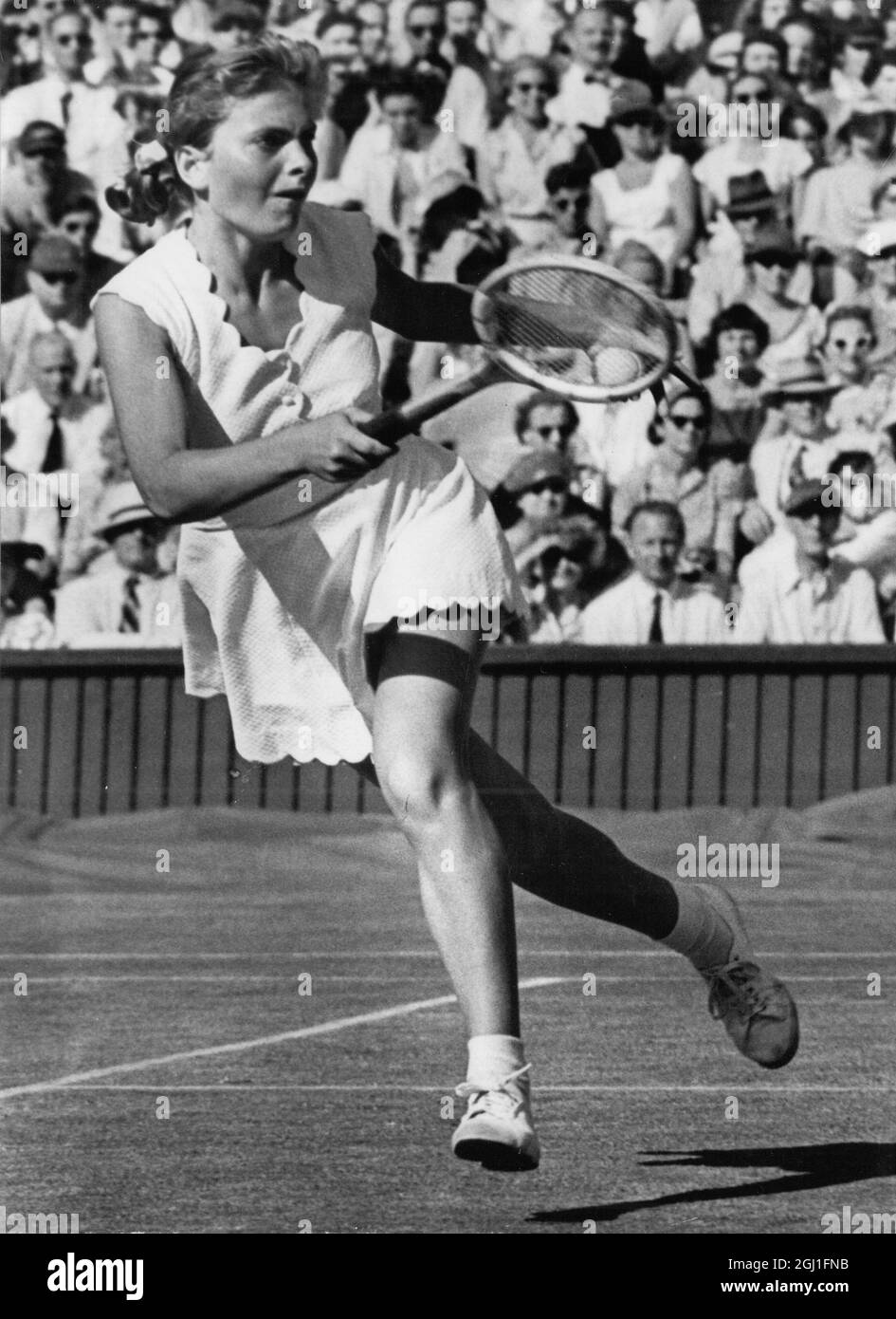 Il giocatore tedesco della nascita rumena Edda Buding durante la sua partita contro Darlene Hard of America nella quinta giornata del Wimbledon Tennis Championship - 28 giugno 1957 Foto Stock