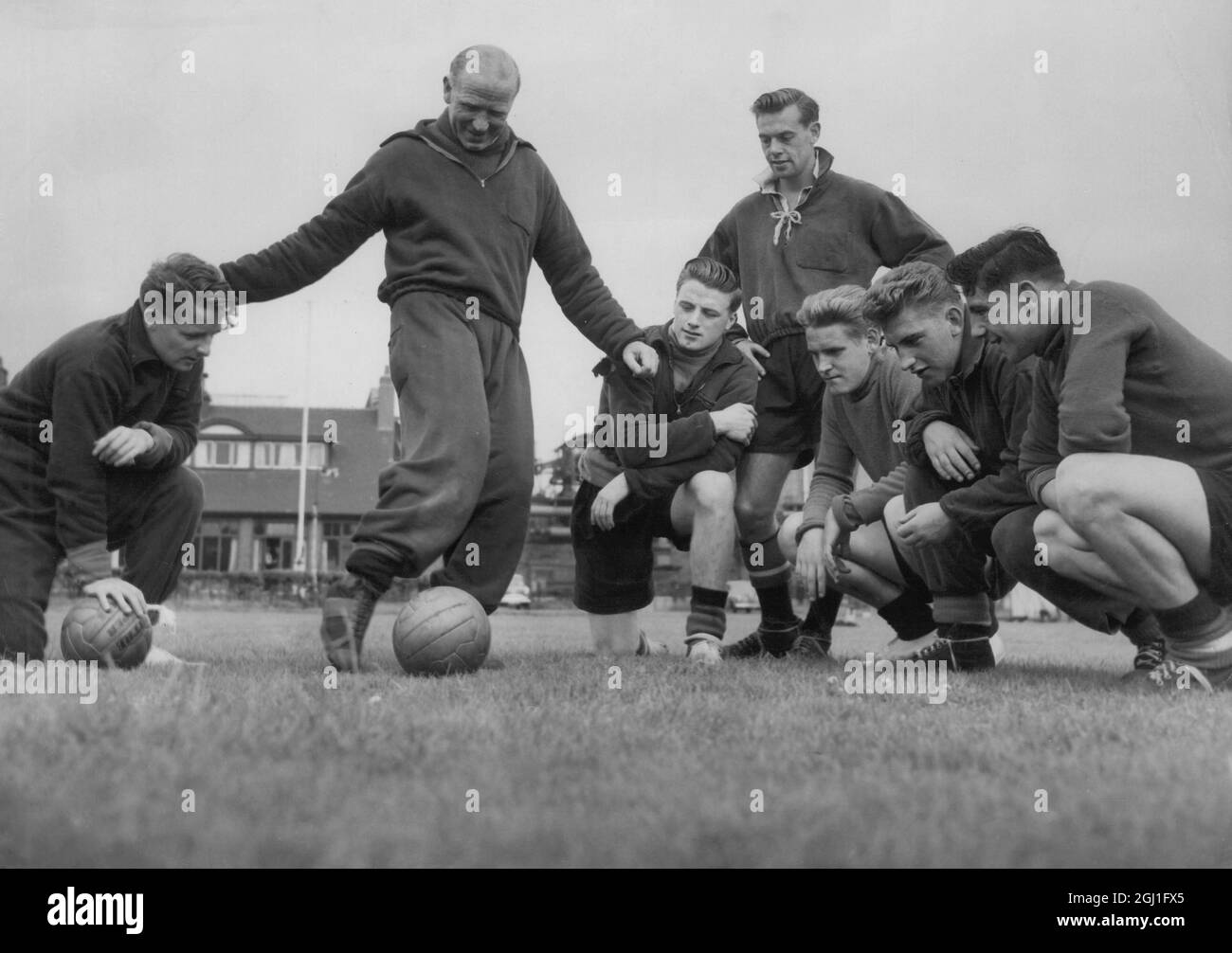 Il manager del Manchester United Matt Busby dà una mancia ad alcuni dei suoi giocatori . L'età media della sua squadra è ventidue 3 agosto 1956 Foto Stock