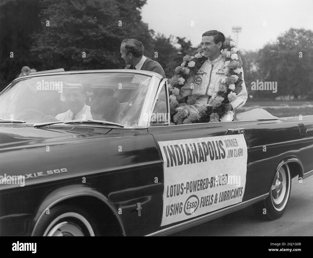 Jim Clark : 1936 - 1968 , pilota britannico di Formula uno dalla Scozia , ha mostrato al Crystal Palace nel suo giro d'onore per la sua vittoria ad Indianapolis in America recentemente 8 giugno 1965 Foto Stock