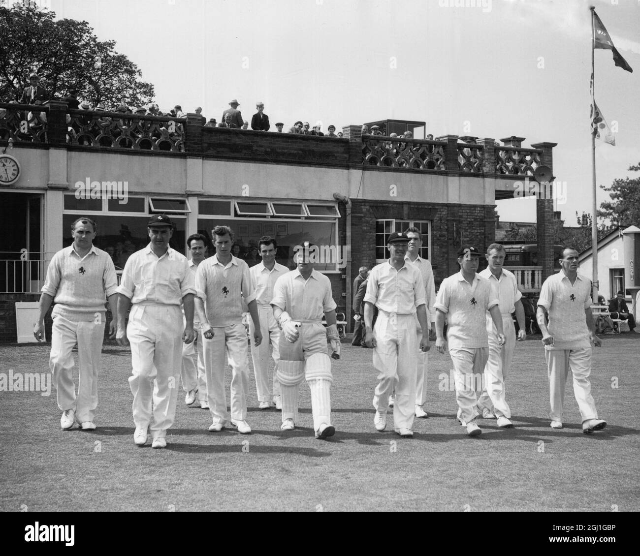 Kent Vs Yorkshire Colin Cowdrey conduce il lato del cricket Kent fuori al campo i giocatori erano P e Richardson, R C Wilson , S e Leary , P H Jones , A L Dixon , A W Catt , R W Wilkinson , D J Halfyard , F Ridgeway e a Borwn 1960 Foto Stock