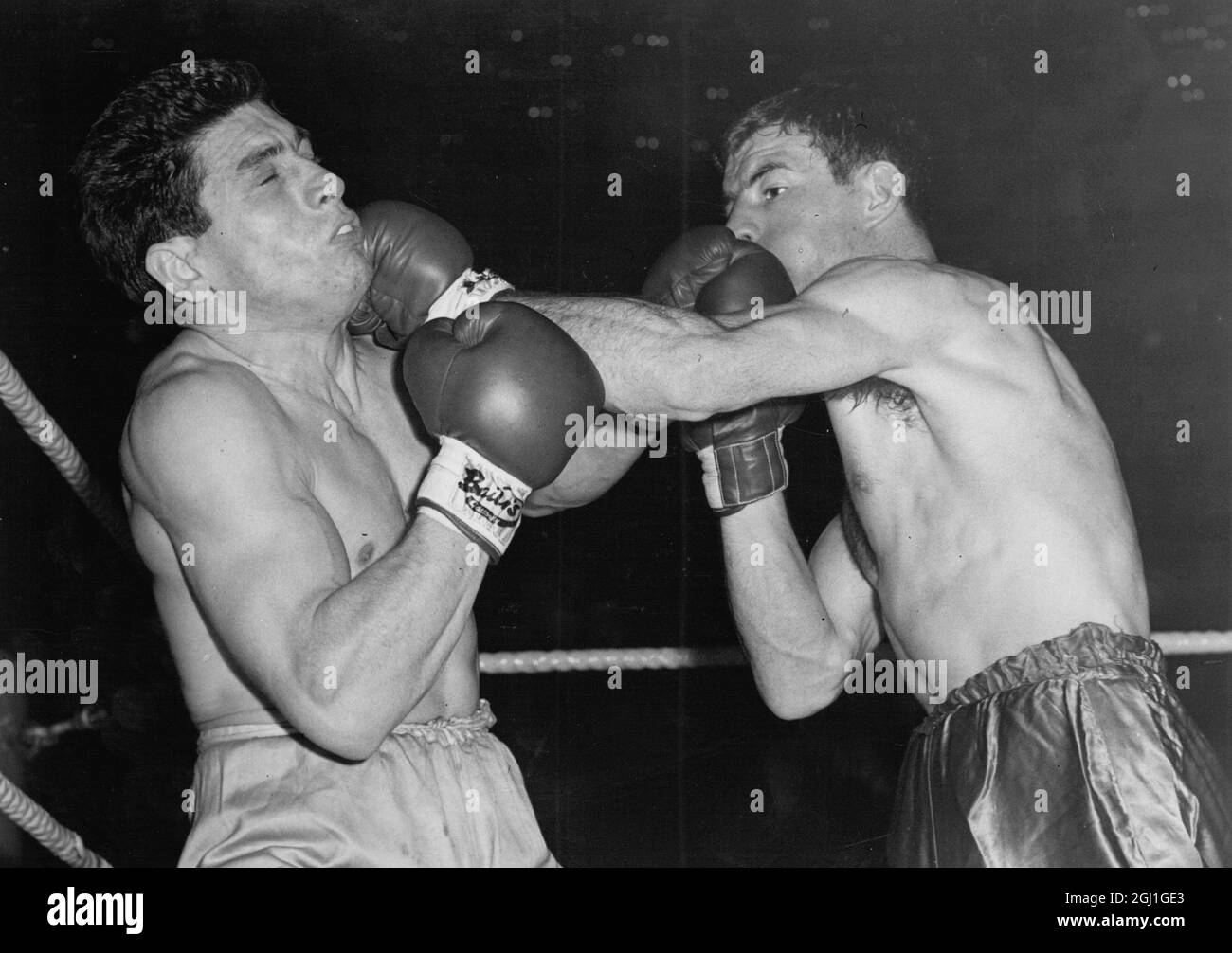 Brian Curvis (a destra) pugile di Swansea, Galles vs Rino Borra pugile italiano nel concorso welterweight al Royal Albert Hall di Londra Gennaio 1961 Foto Stock