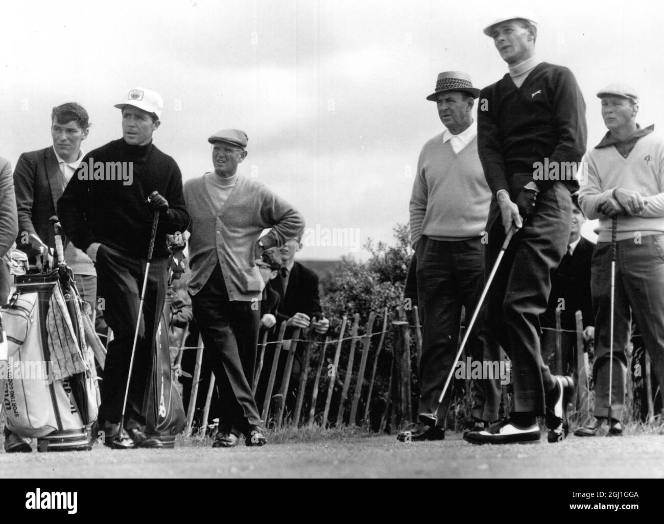 (A destra) Bruce Devlin golfer australiano e Gary Player golfista sudafricano (testa bianca sinistra) Sam Snead golfista americano (a sinistra di Devlin ) e Arnold Palmer golfista americano (estrema destra) durante la pratica al Royal Birkdale Golf Course 6 luglio 1965 Foto Stock