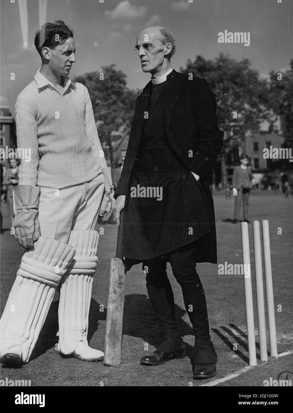 Il Decano di Westminster Canon A C Don chiacchierando con il guardiano del cricket David Stewart della Westminster School in una partita di cricket - 17 giugno 1948 Foto Stock