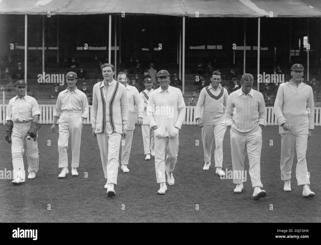 Dieci giocatori di Test Match inglesi - (l-r) Strudwick , Hearne , Chapman , Tyldesley , Hobbs , Gilligan , Tate , Douglas (guardando a terra con le mani in tasca) , Woolley - 16 settembre 1924 Foto Stock