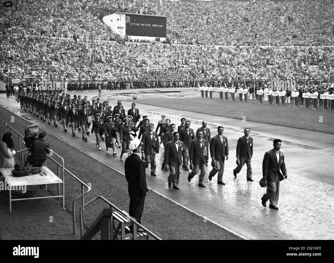 SQUADRA OLIMPICA GIAPPONESE NEL MESE DI MARZO - PASSATO Helsinki : la squadra olimpica giapponese che ha marciando oltre durante la cerimonia di apertura delle Olimpiadi 1952 . Oltre 6,000 atleti da 70 nazioni sono in competizione nei Giochi che durano due settimane . 19 luglio 1952 Foto Stock