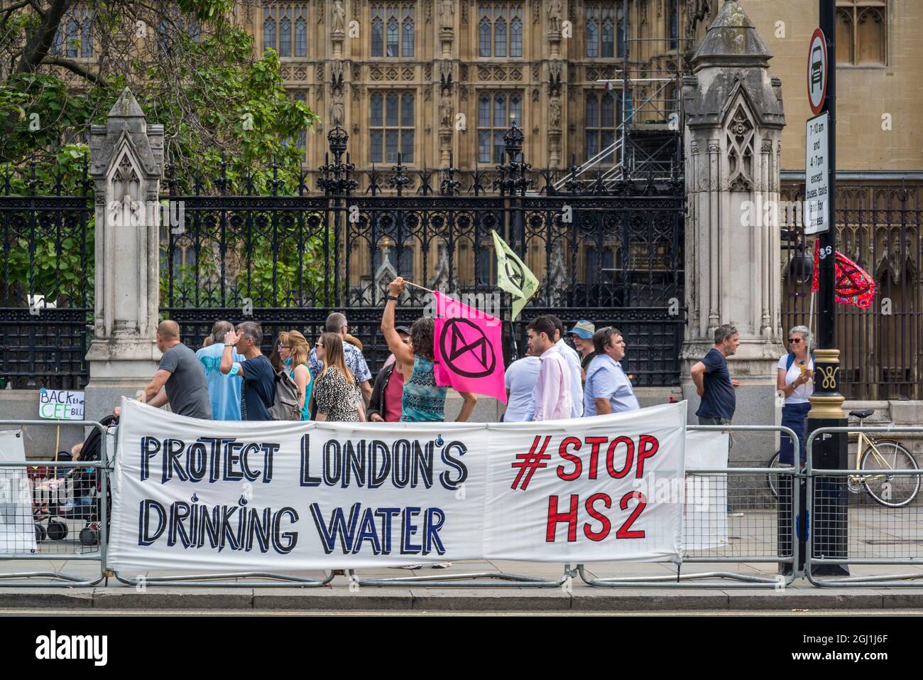 Banner Stop HS2 di Extinction Rebellion di fronte al Parlamento, Parliament Square, Londra, Inghilterra, Regno Unito Foto Stock