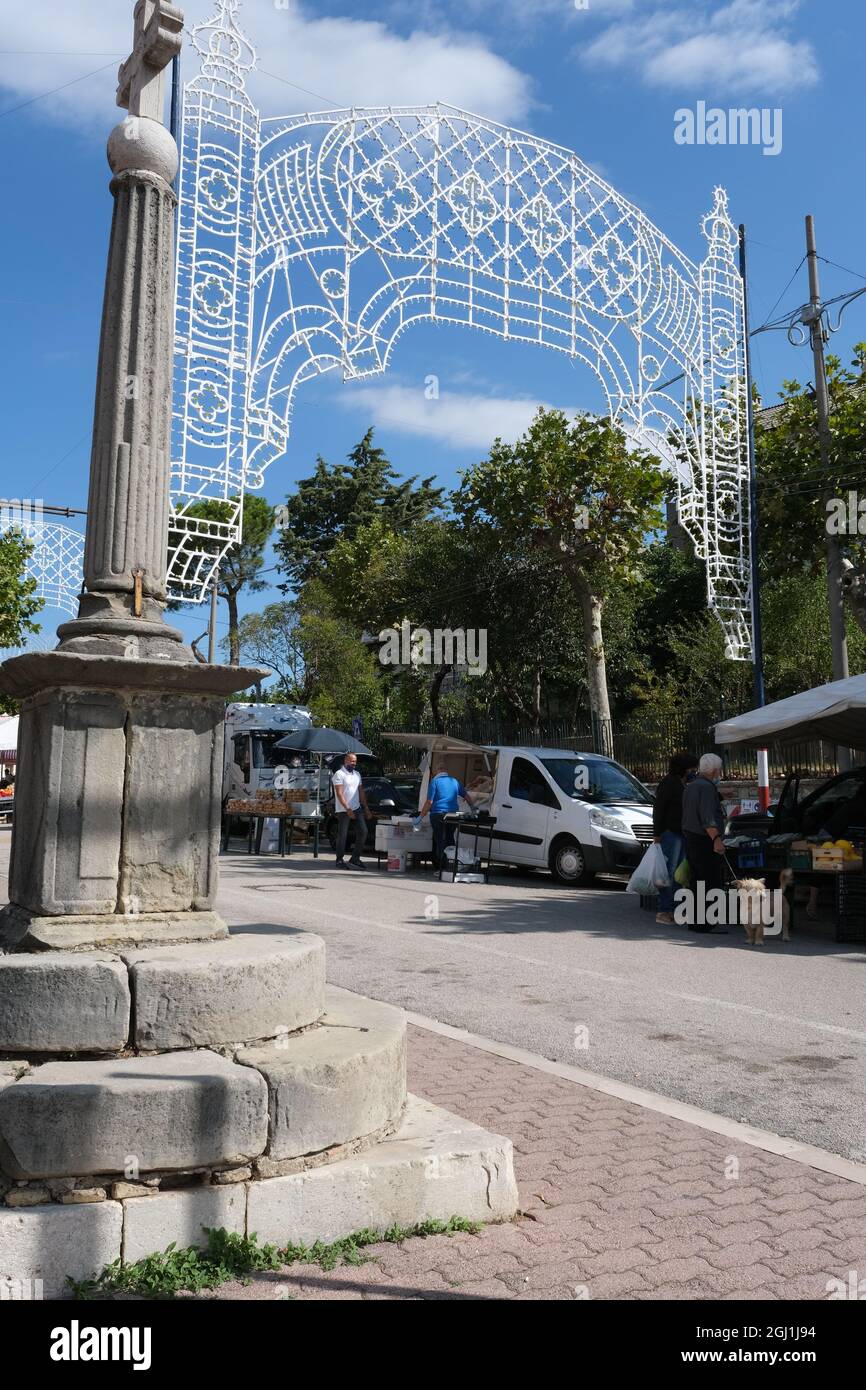San Bartolomeo in Galdo (Benevento), Italia - 29 agosto 2021 Italia meridionale: Mercato domenicale in città. Giornata estiva soleggiata. Bancarelle con frutta, piante, fiori Foto Stock