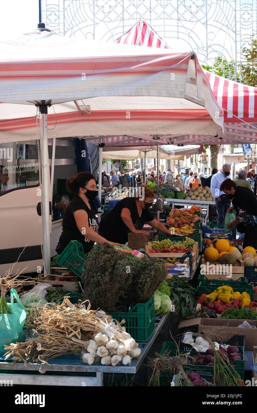 San Bartolomeo in Galdo (Benevento), Italia - 29 agosto 2021 Italia meridionale: Mercato domenicale in città. Giornata estiva soleggiata. Bancarelle con frutta, piante, fiori Foto Stock