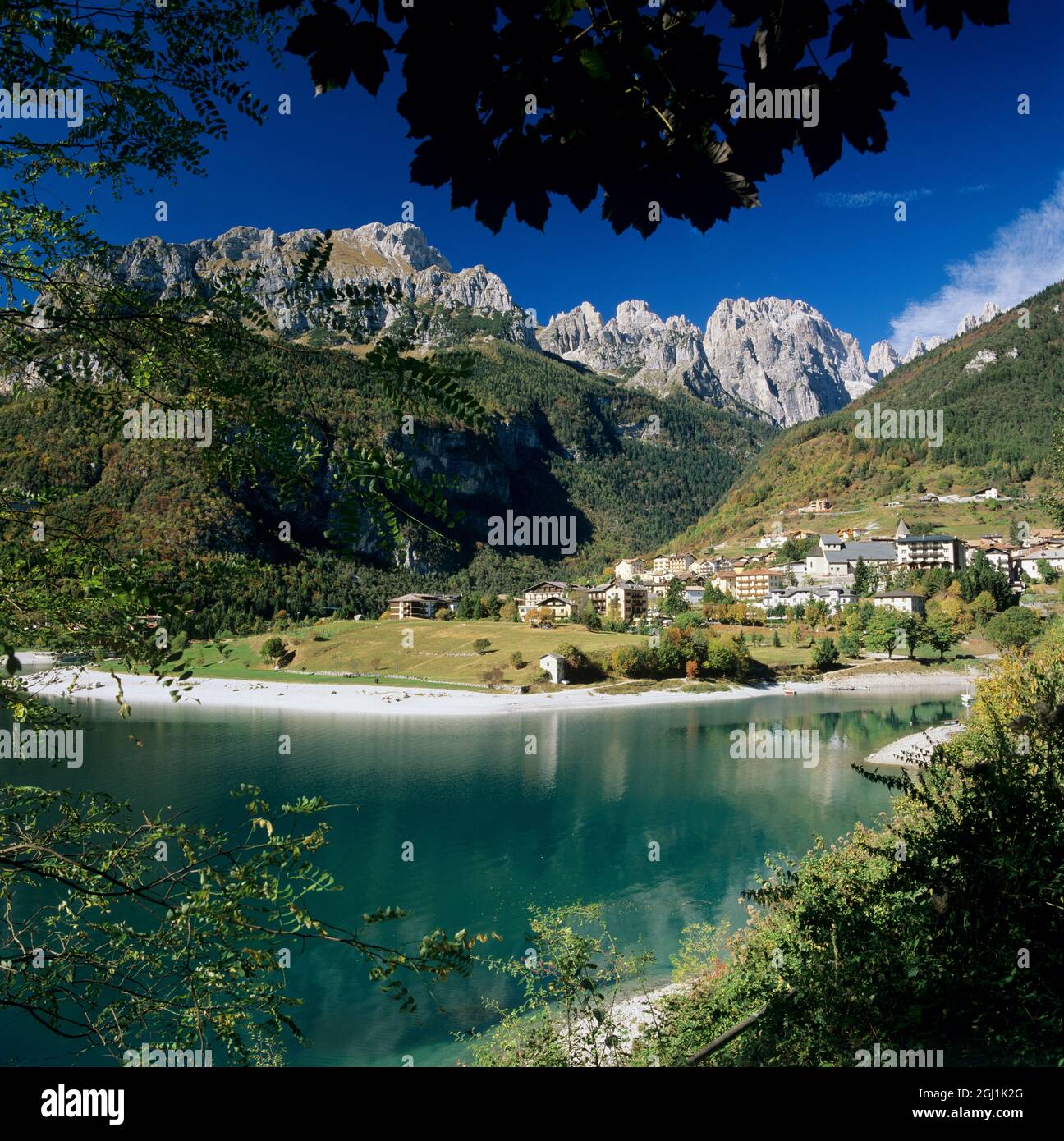 Lago di Molveno e le Dolomiti alle spalle, Trentino, Italia, Europa Foto Stock
