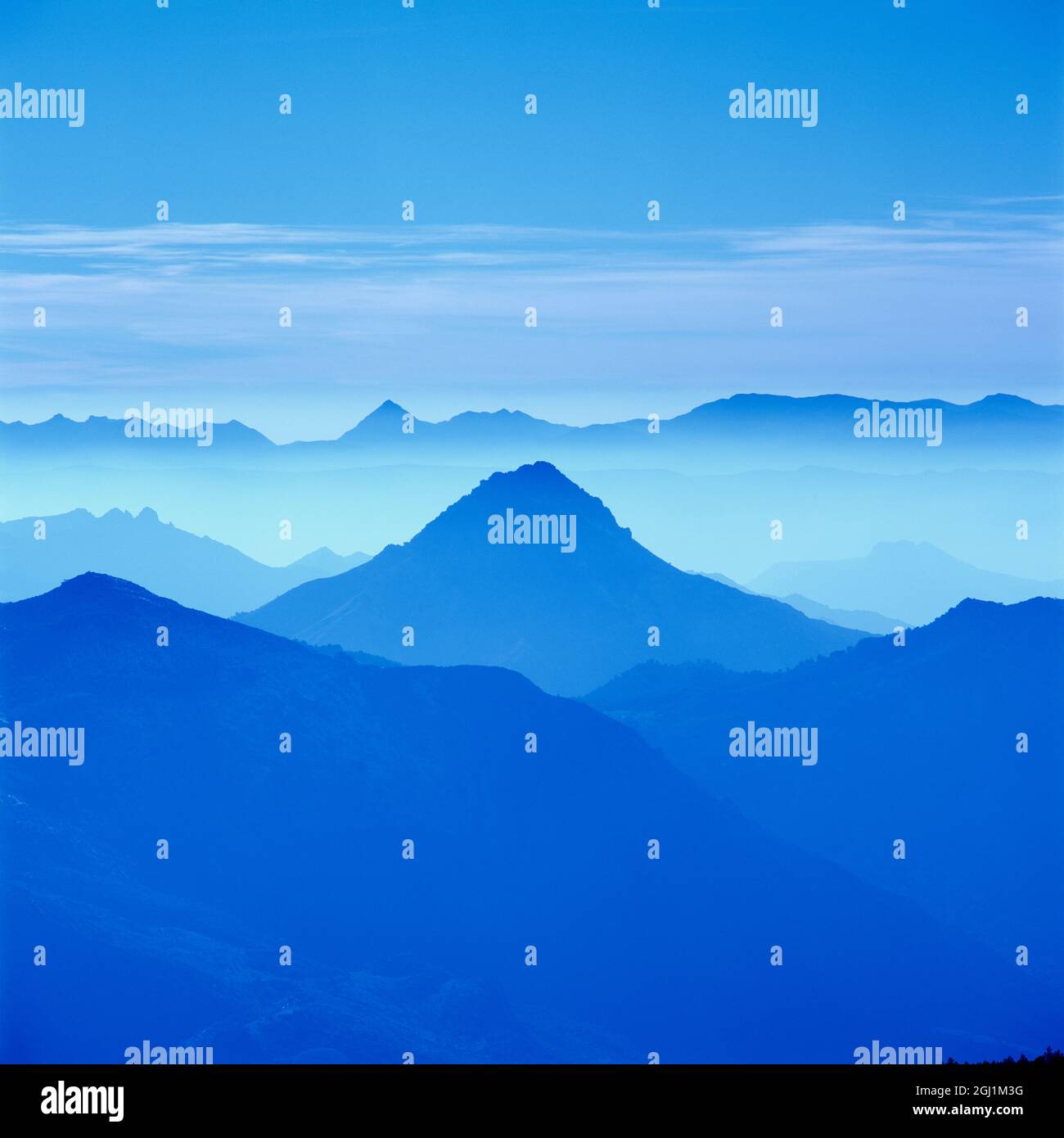 Vista sulle montagne della Sierra Nevada con luce blu, Andalusia, Spagna, Europa Foto Stock