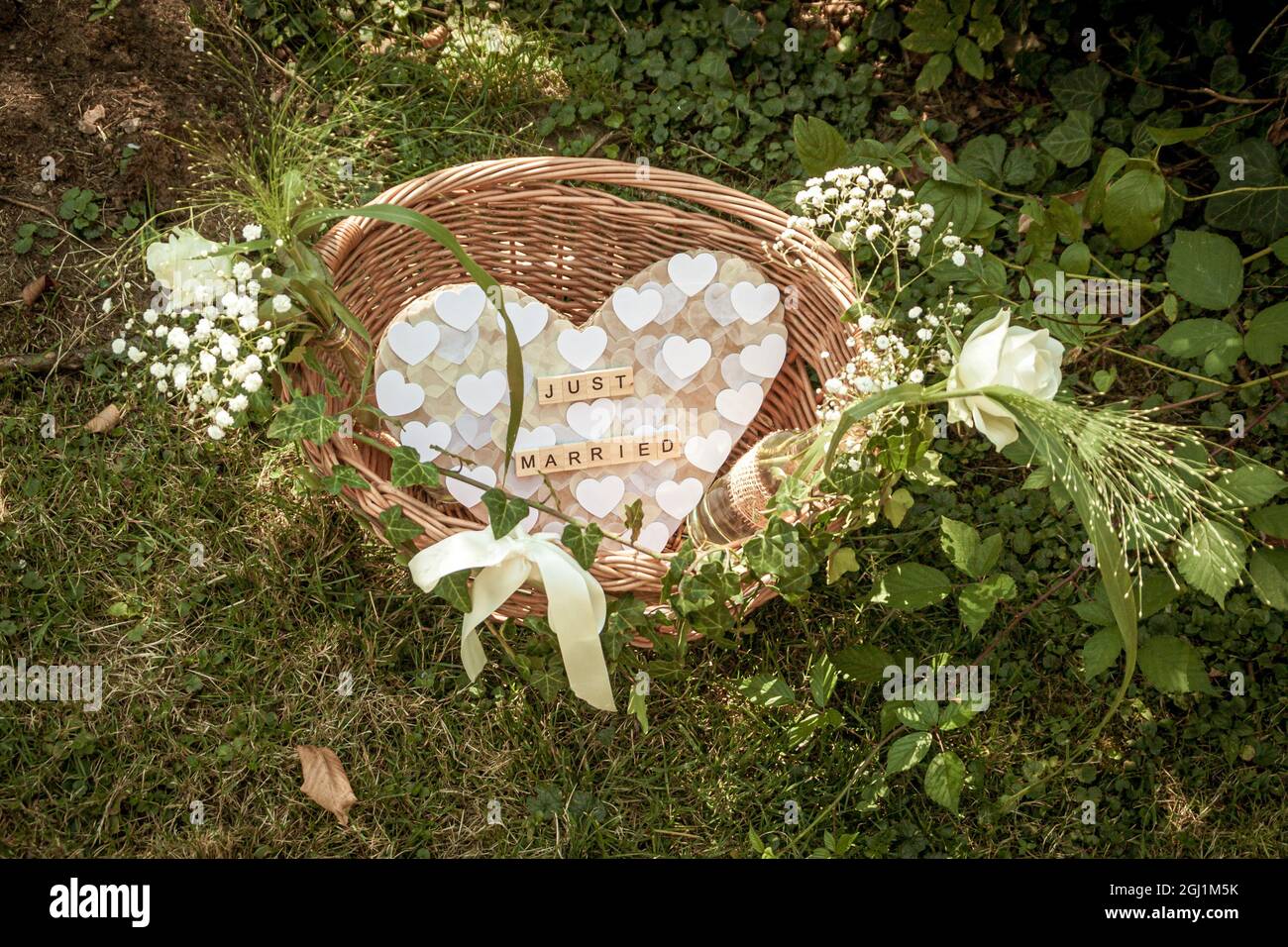 Un cestino di sacchetti di riso per il matrimonio Foto stock - Alamy