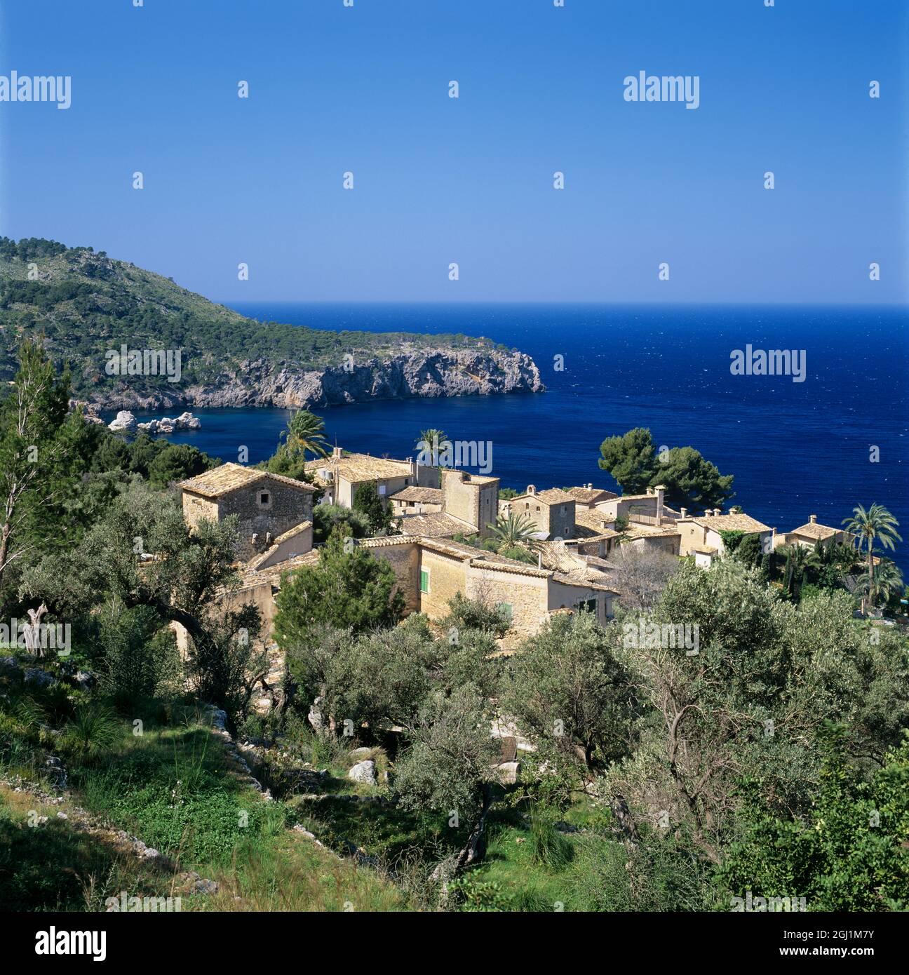 Vista sul villaggio tradizionale di Llucalcari sulla costa nord-occidentale, Llucalcari, Maiorca, Isole Baleari, Spagna, Europa Foto Stock