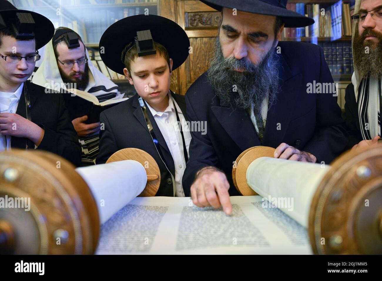 Un ragazzo ebreo di 13 anni viene chiamato alla Torah per il suo Bar Mitzvah. Nell'ufficio di Rebbe al 770 Eastern Parkway a Brooklyn, New York. Foto Stock