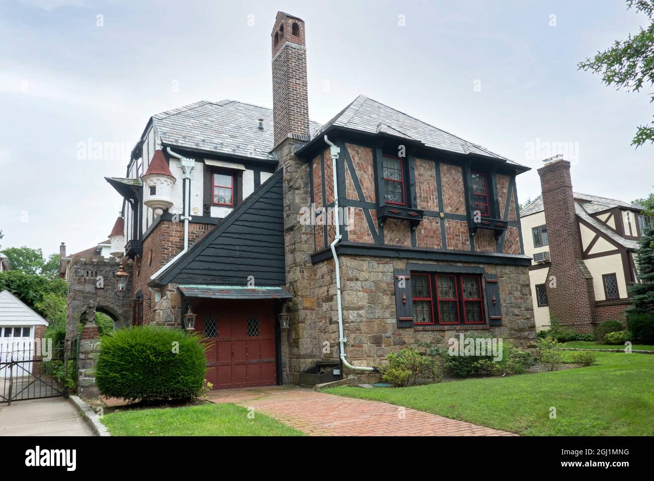 New York City è una casa in stile Tudor che sembra un po' un castello di uno dei libri di Harry Potter. A Flushing, Queens Foto Stock