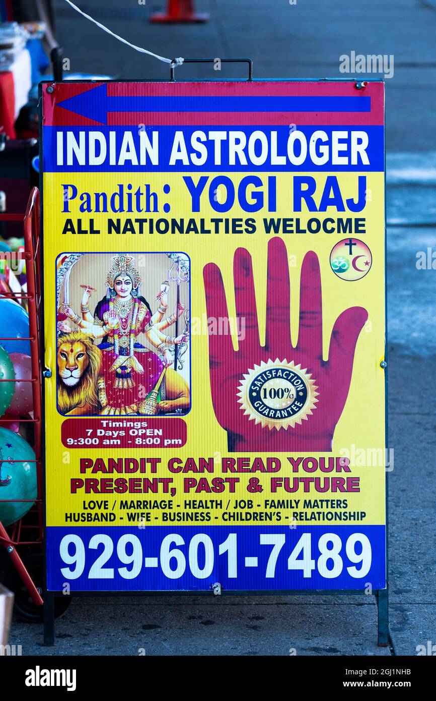Un annuncio per Yogi Raj che afferma di essere in grado di vedere il passato e il futuro e di risolvere i problemi in ogni area. Sulla Liberty Ave a S. Richmond Hill, Queens. Foto Stock