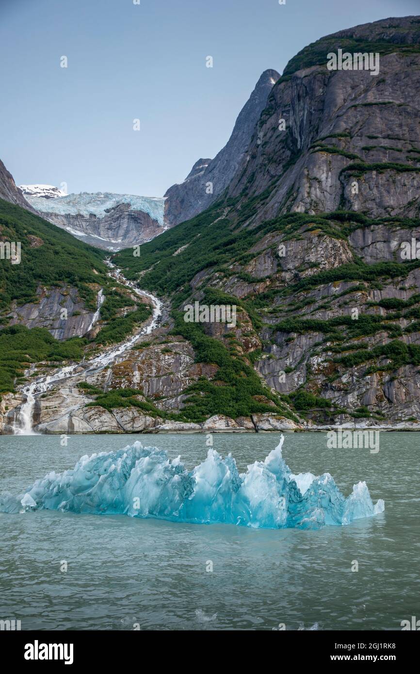 USA, Alaska, Tracy Arm-Fords Terror Wilderness, iceberg blu profondo che galleggia vicino alla faccia della cascata del ghiacciaio di South Sawyer in Tracy Arm Foto Stock