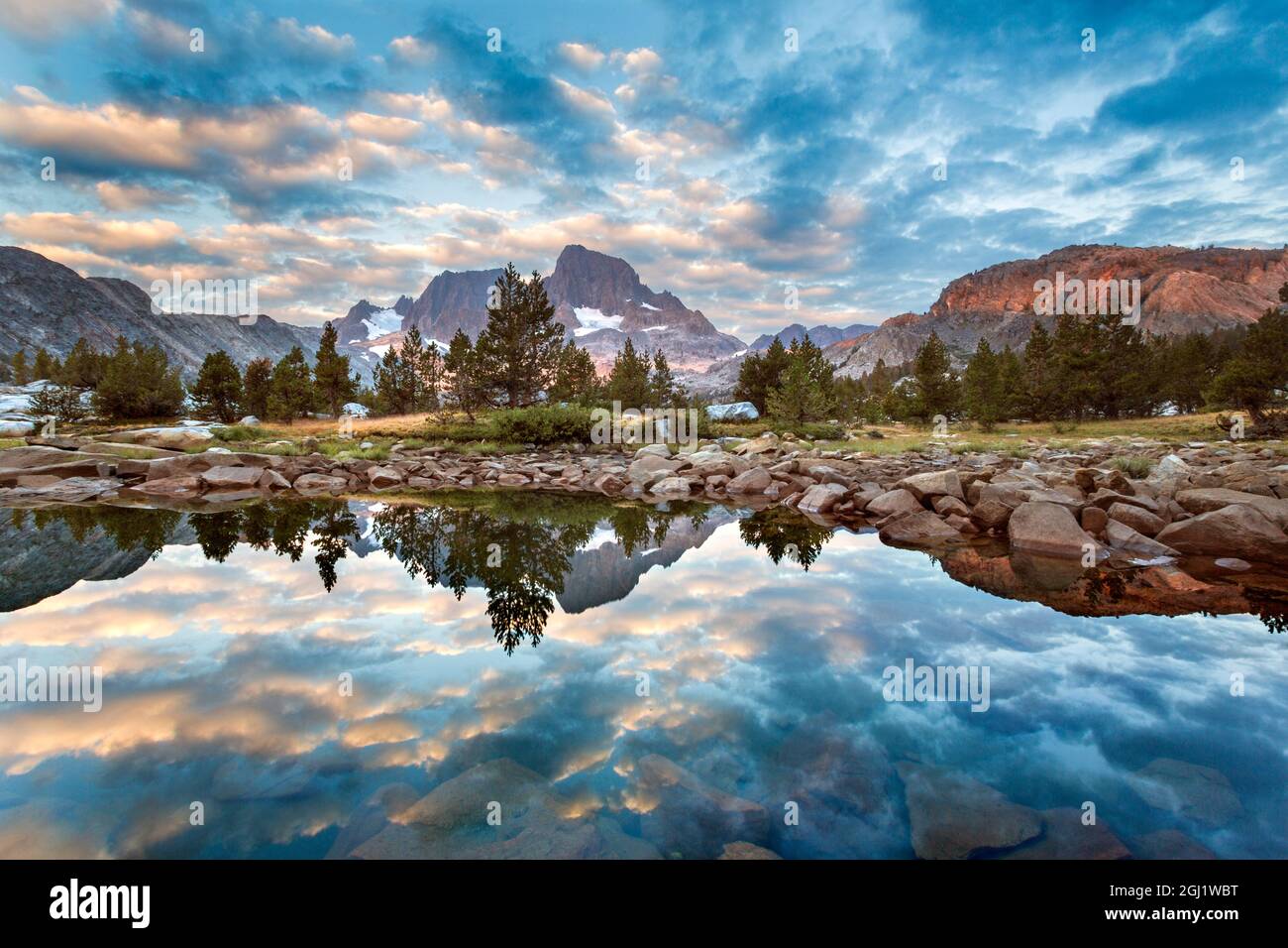 USA, California, Inyo National Forest. Mount Ritter e Banner Peak riflessi nel lago Garnet. Credit as: Don Paulson / Galleria Jaynes / DanitaDelimont Foto Stock