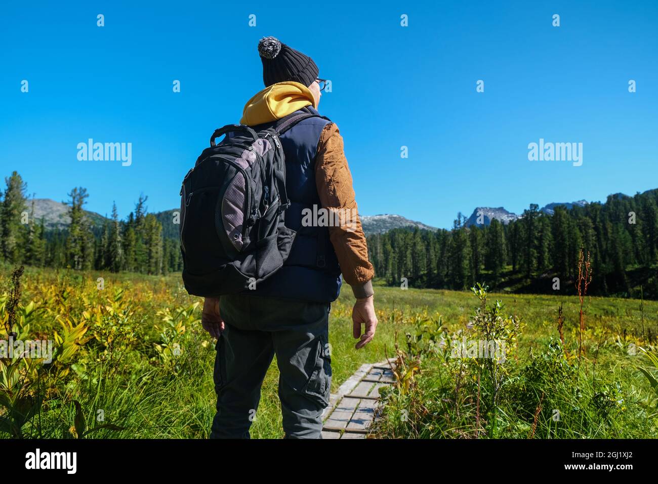 Turista con zaino che viaggia in montagna Foto stock - Alamy