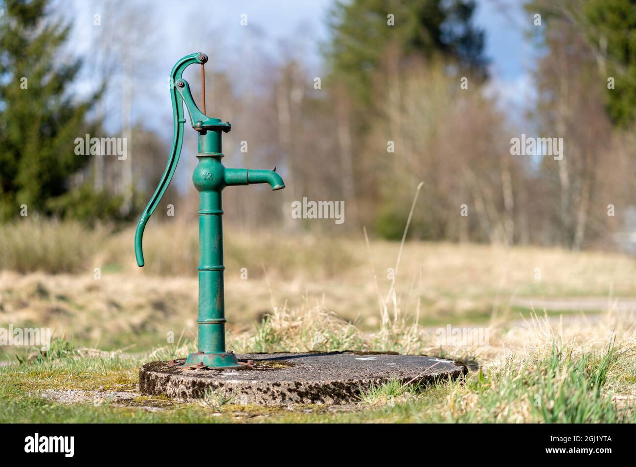 Vecchia pompa dell'acqua manuale. Pompa dell'acqua in ghisa vintage con  manico per il pompaggio Foto stock - Alamy