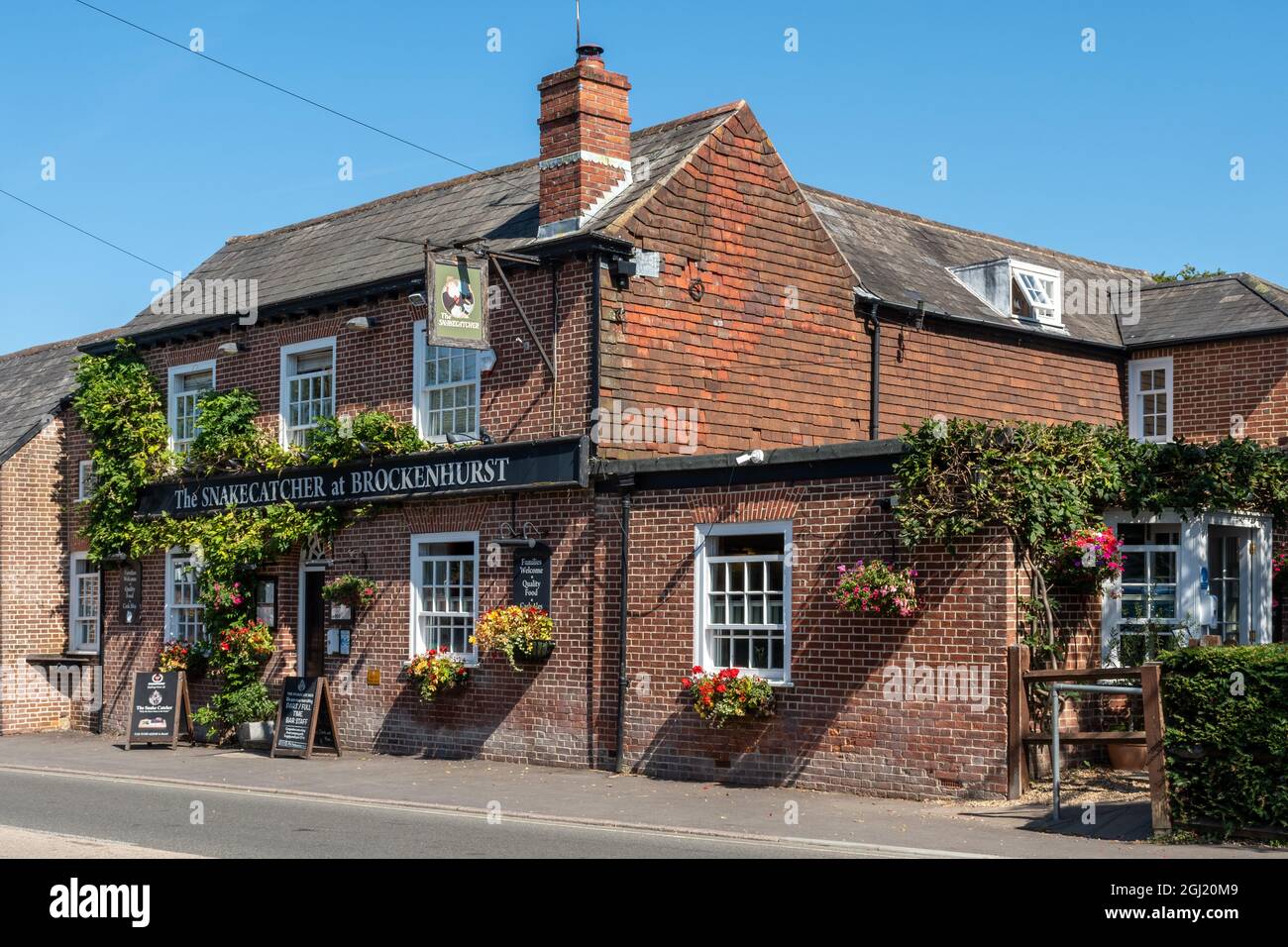Il Snakecatcher a Brockenhurst, famoso pub che prende il nome da Harry Brusher Mills, ex bevitore lì, New Forest, Hampshire, Inghilterra, REGNO UNITO Foto Stock