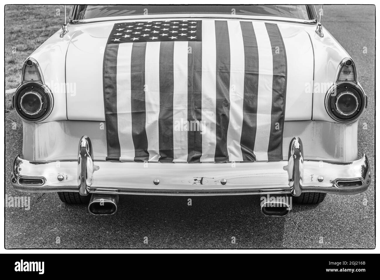 USA, Massachusetts, Essex. Auto d'epoca, dettaglio del Ford degli anni '50 drappeggiato con la bandiera degli Stati Uniti. Foto Stock