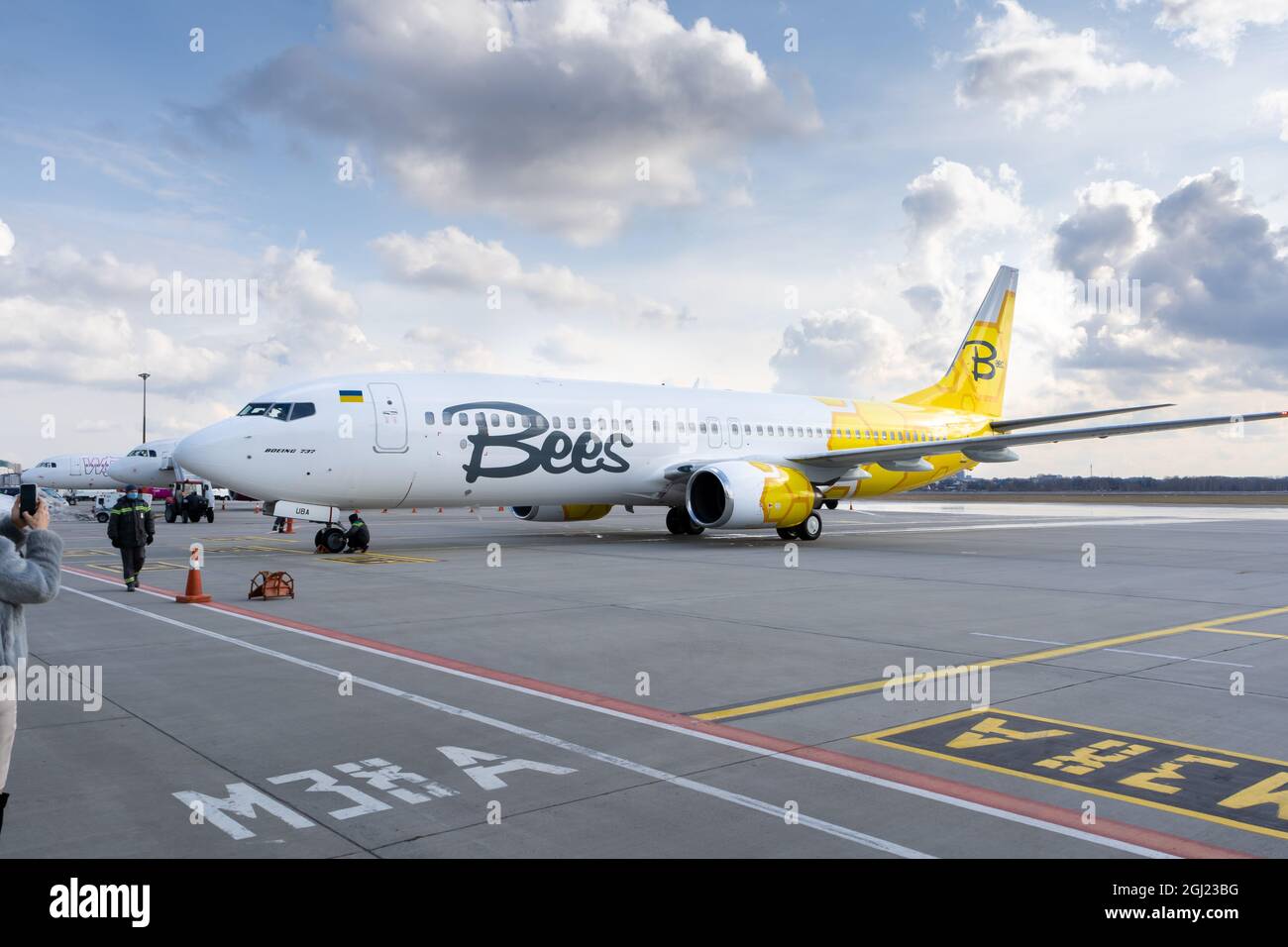 Ucraina, Kiev - 19 marzo 2021: Aereo della linea aerea delle api sul grembiule. Boeing 737-800 UR-UBA aereo passeggeri Foto Stock