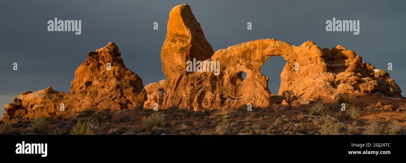 USA, Utah. Arco della torretta con una spolverata di neve, Arches National Park. Foto Stock