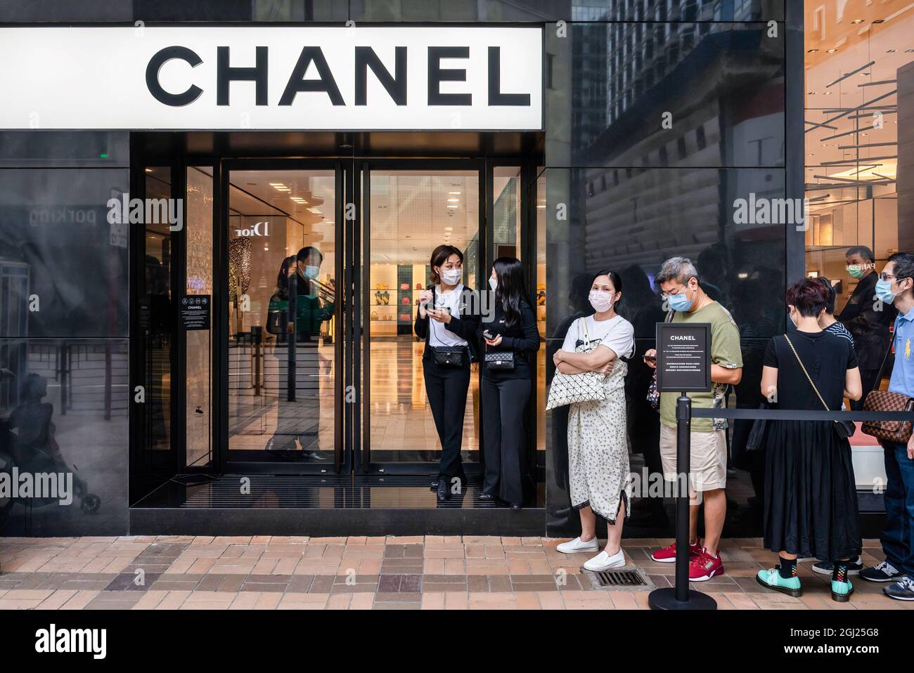 Hong Kong, Cina. 7 agosto 2021. Gli acquirenti in fila all'ingresso della multinazionale francese Chanel negozio di abbigliamento e prodotti di bellezza visto a Hong Kong. Credit: SOPA Images Limited/Alamy Live News Foto Stock