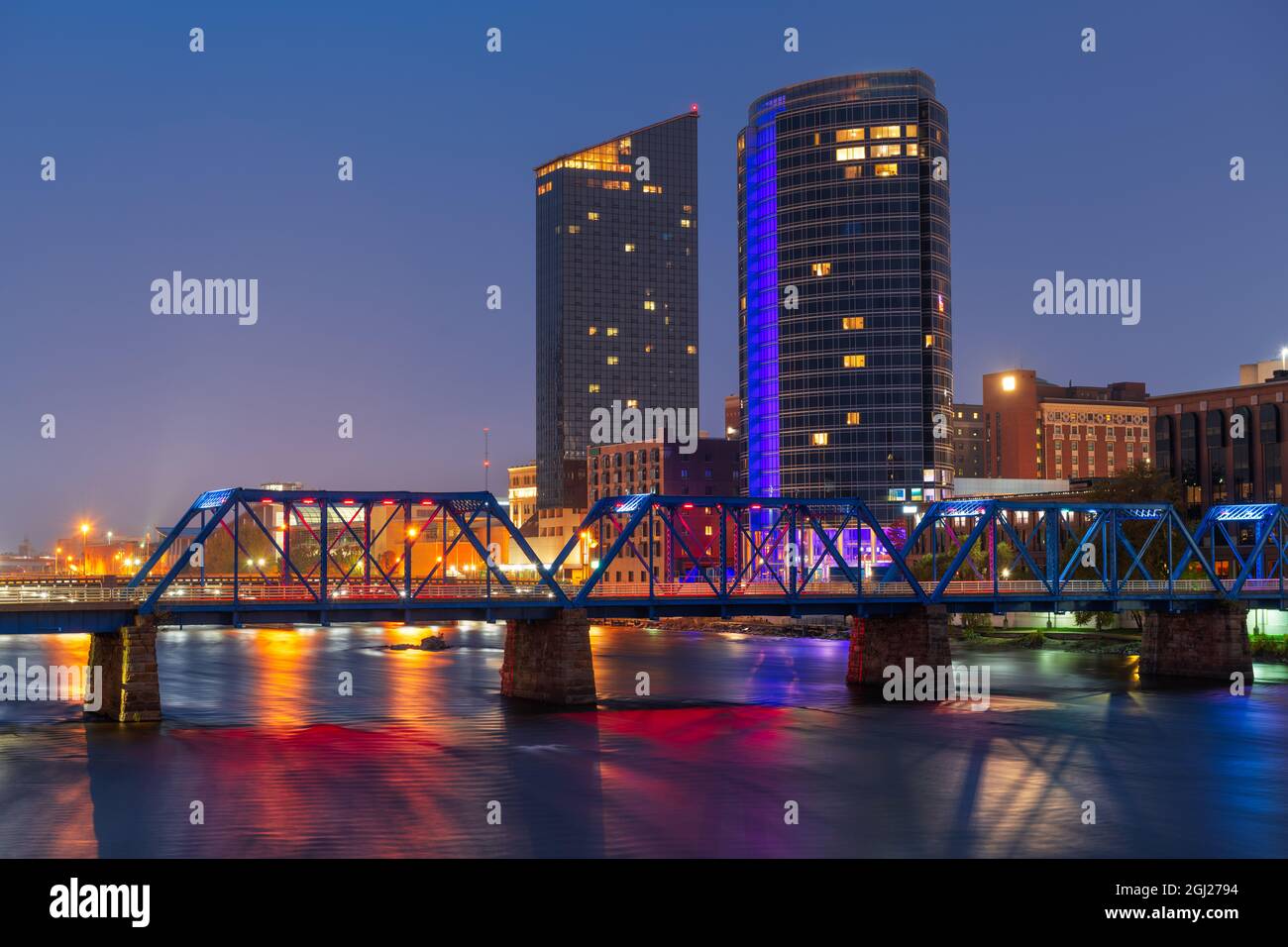 Grand Rapids, Michigan, Stati Uniti d'America skyline del centro sul gran fiume al tramonto. Foto Stock