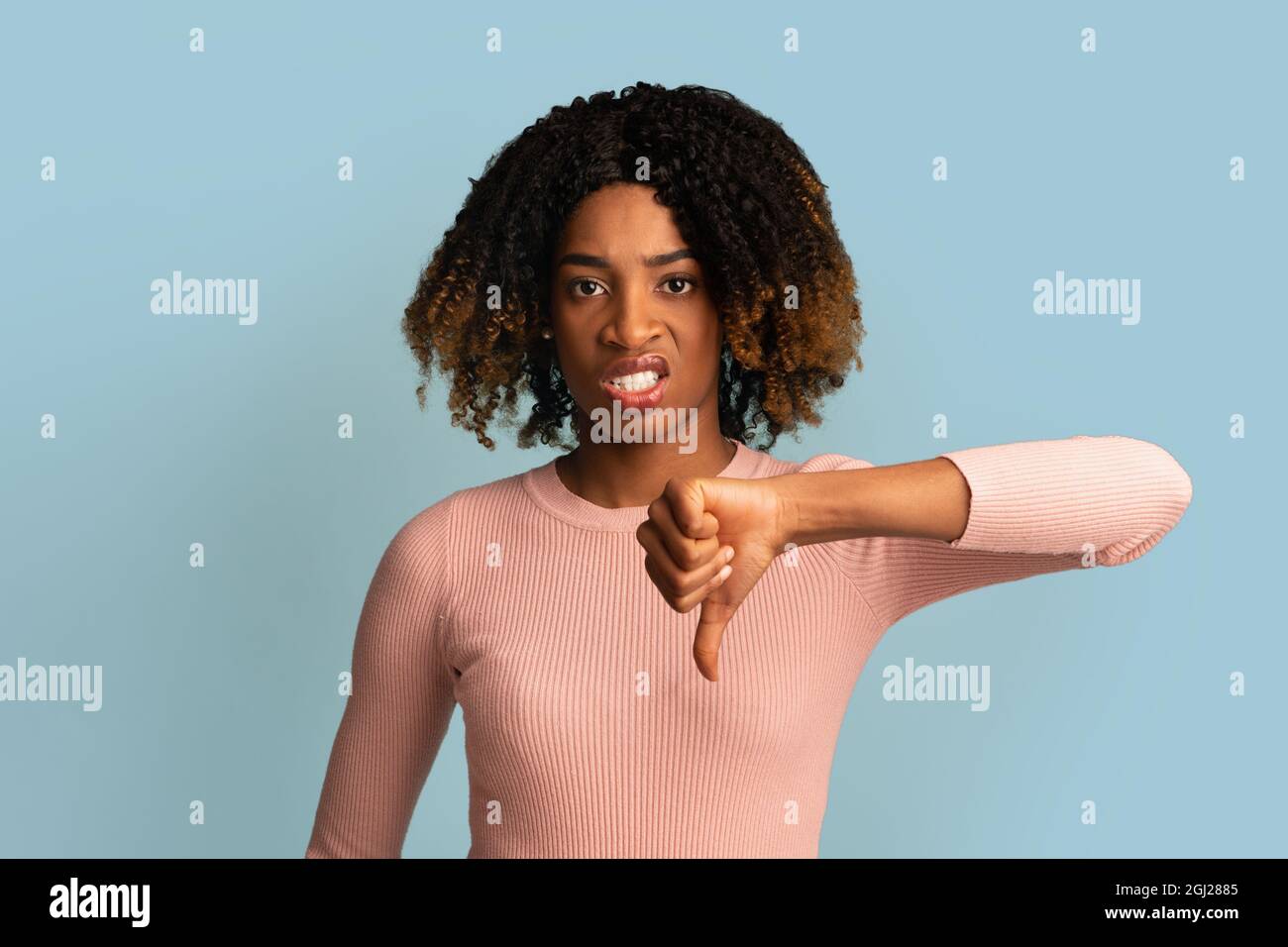 Non mi piace. Infelice African American Woman che mostra Thumb Down Gesture a Camera, dispiaciuti Black Millennial Female che esprime disapprovazione mentre in piedi Foto Stock