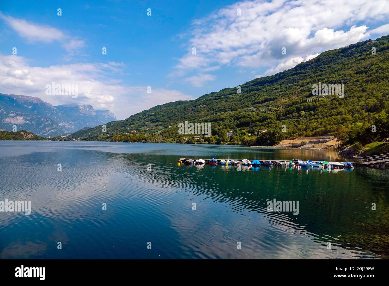 Pontile e piccole imbarcazioni a destinazione turistica del Lago di Cavedine, Lago di Cavedine, Trento, Trentino, Laghi italiani, Italia Foto Stock