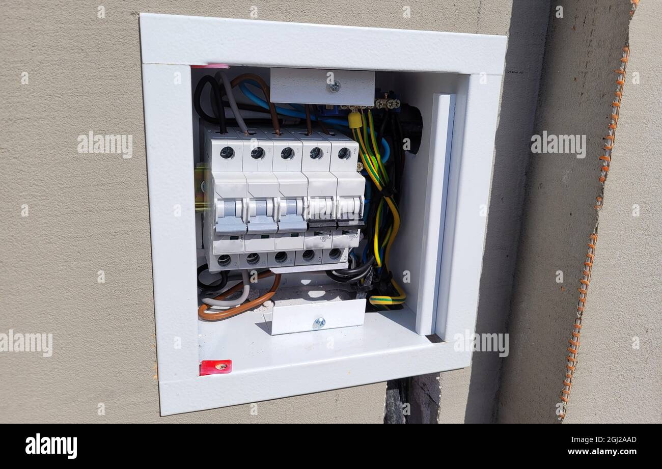 scatola di distribuzione dell'elettricità con fili e interruttori automatici (scatola fusibili) Foto Stock