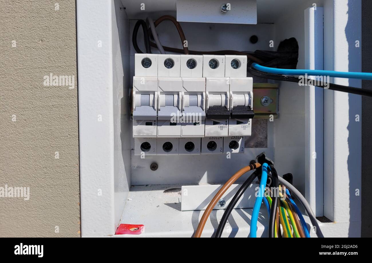 scatola di distribuzione dell'elettricità con fili e interruttori automatici (scatola fusibili) Foto Stock