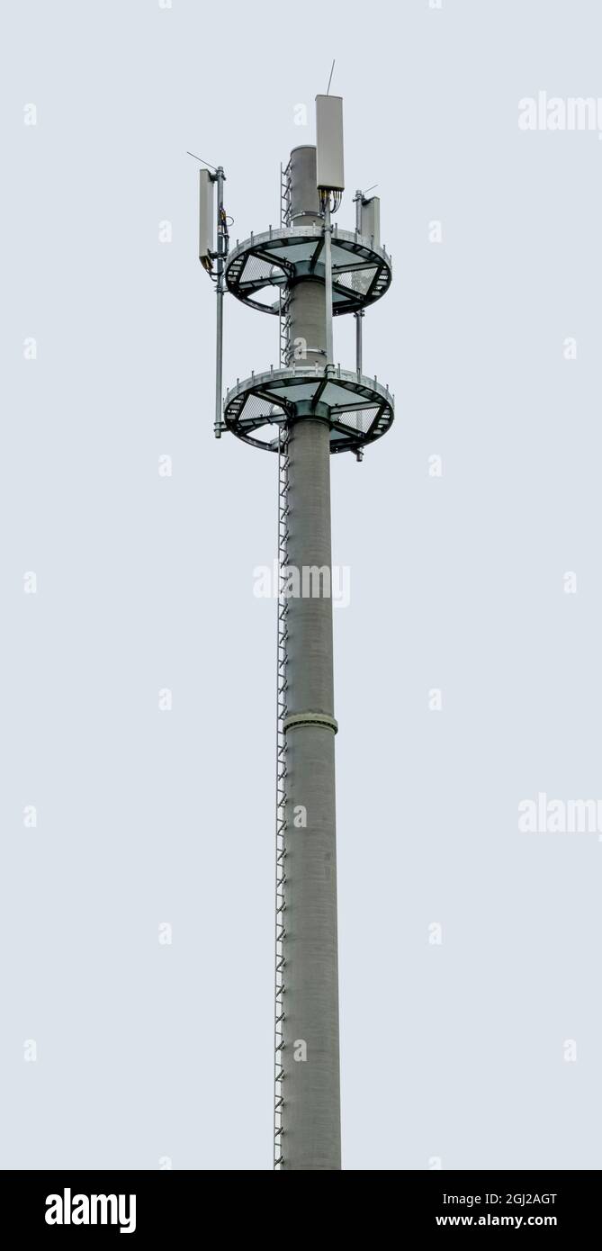 Punta di una torre radio con antenne cellulari Foto Stock