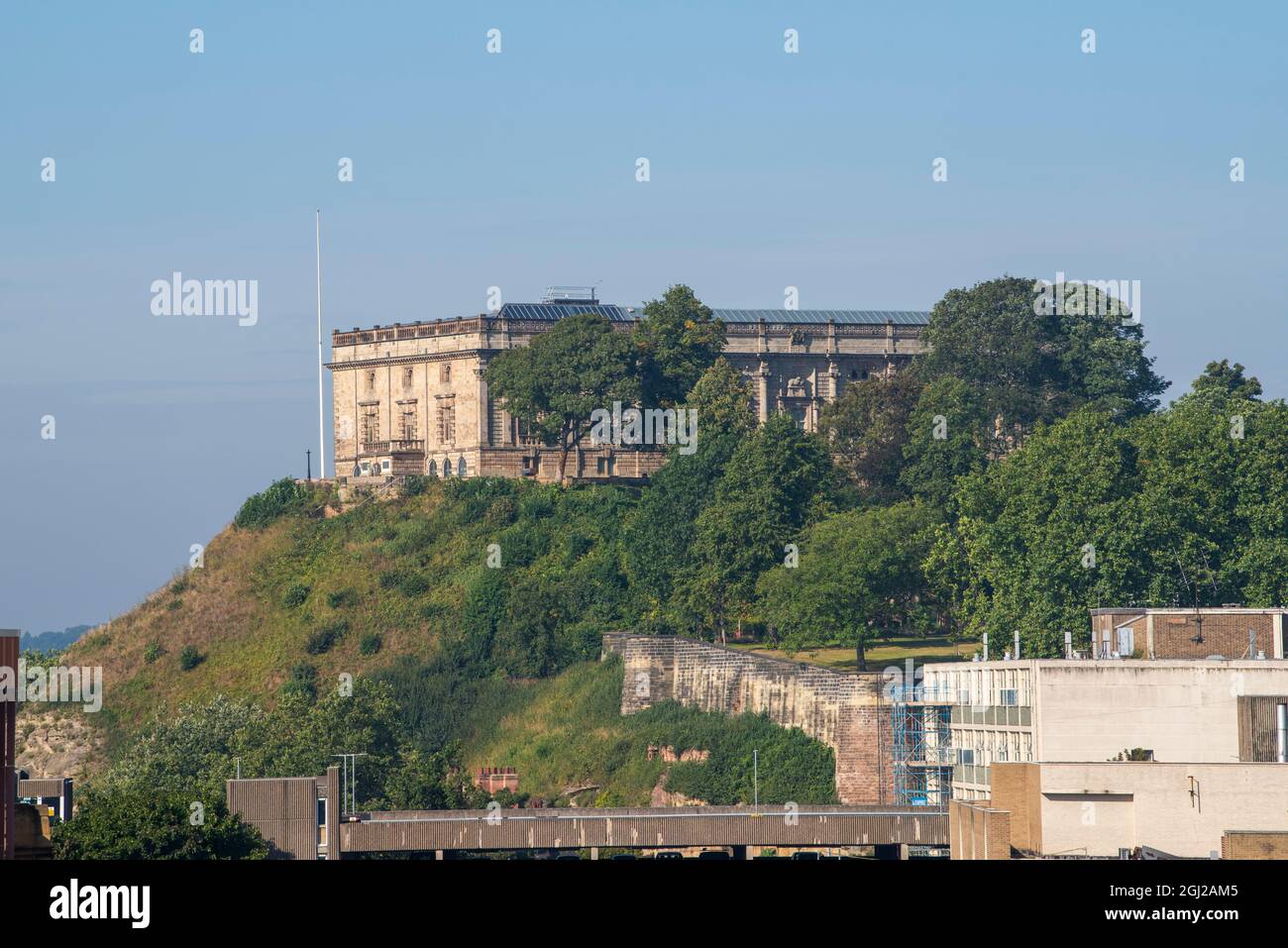 Vista verso il Castello di Nottingham dal tetto del Nottingham College City Hub, Nottinghamshire Inghilterra UK Foto Stock
