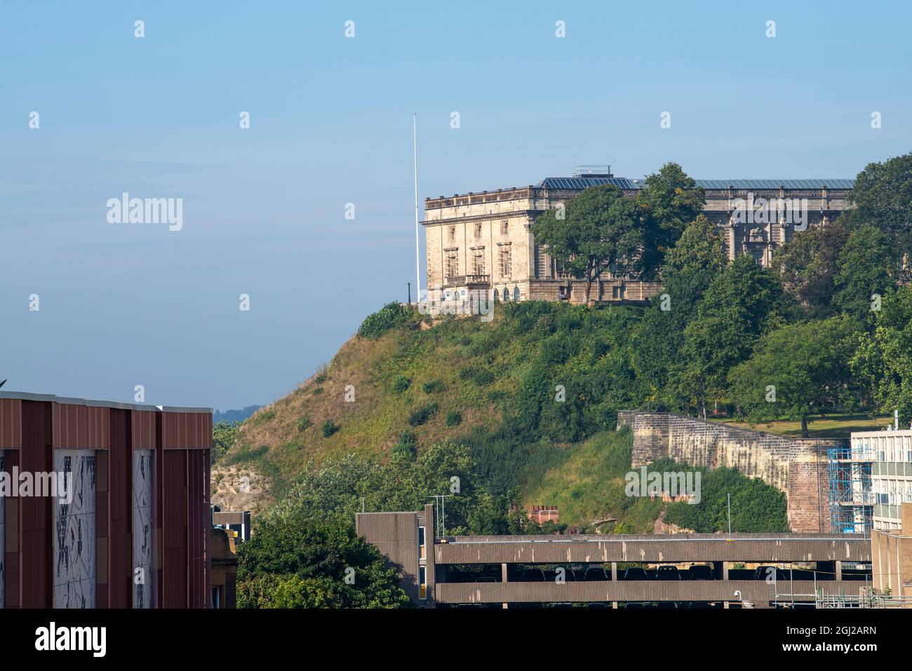 Vista verso il Castello di Nottingham dal tetto del Nottingham College City Hub, Nottinghamshire Inghilterra UK Foto Stock