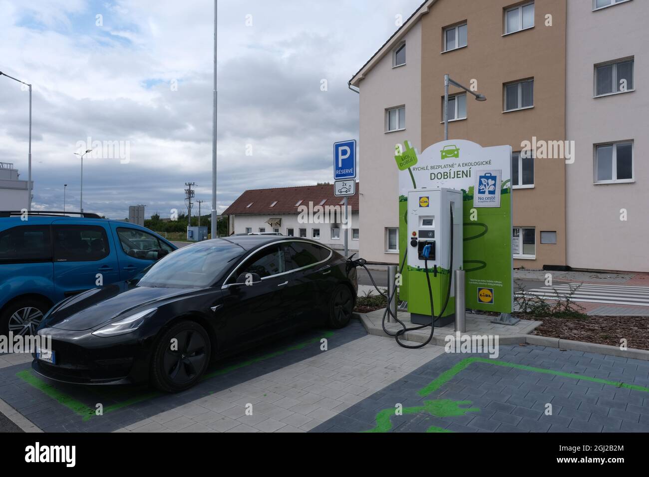 Slavkov u Brna, Repubblica Ceca - 22 agosto 2021: Un colpo statico di una Tesla Model 3 nera solida carica presso il supermercato LIDL DC stazione di ricarica Foto Stock