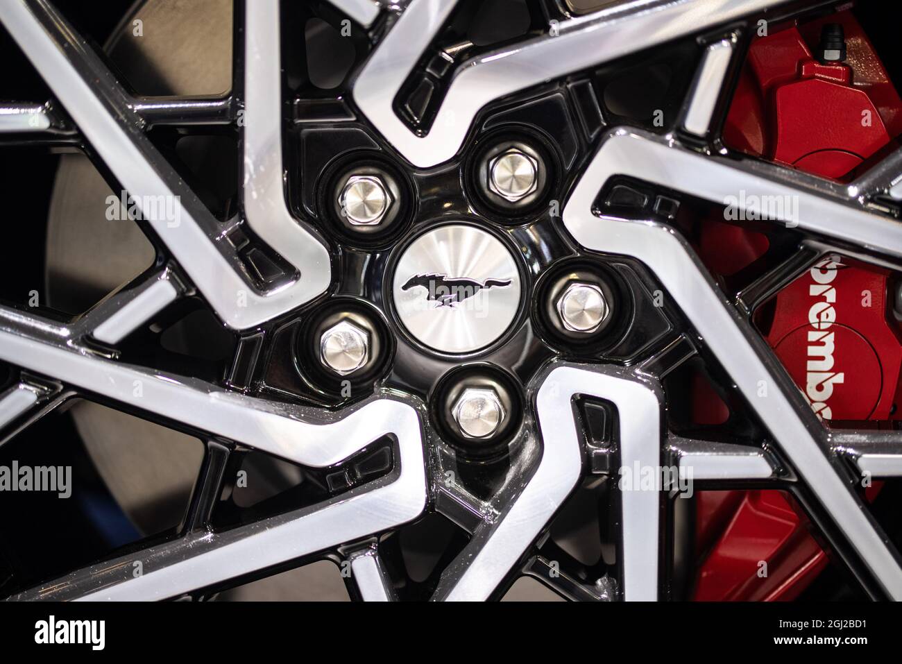 Monaco di Baviera, Germania. 08 settembre 2021. Il logo del marchio Ford Mustang può essere visto sul mozzo di un cerchio in lega di un Ford Mustang Mach-e GT in mostra durante l'International Motor Show (IAA Mobility). IAA Mobility 2021 avrà luogo a Monaco di Baviera, Germania, dal 7 al 12 settembre 2021. Credit: Matthias Balk/dpa/Alamy Live News Foto Stock