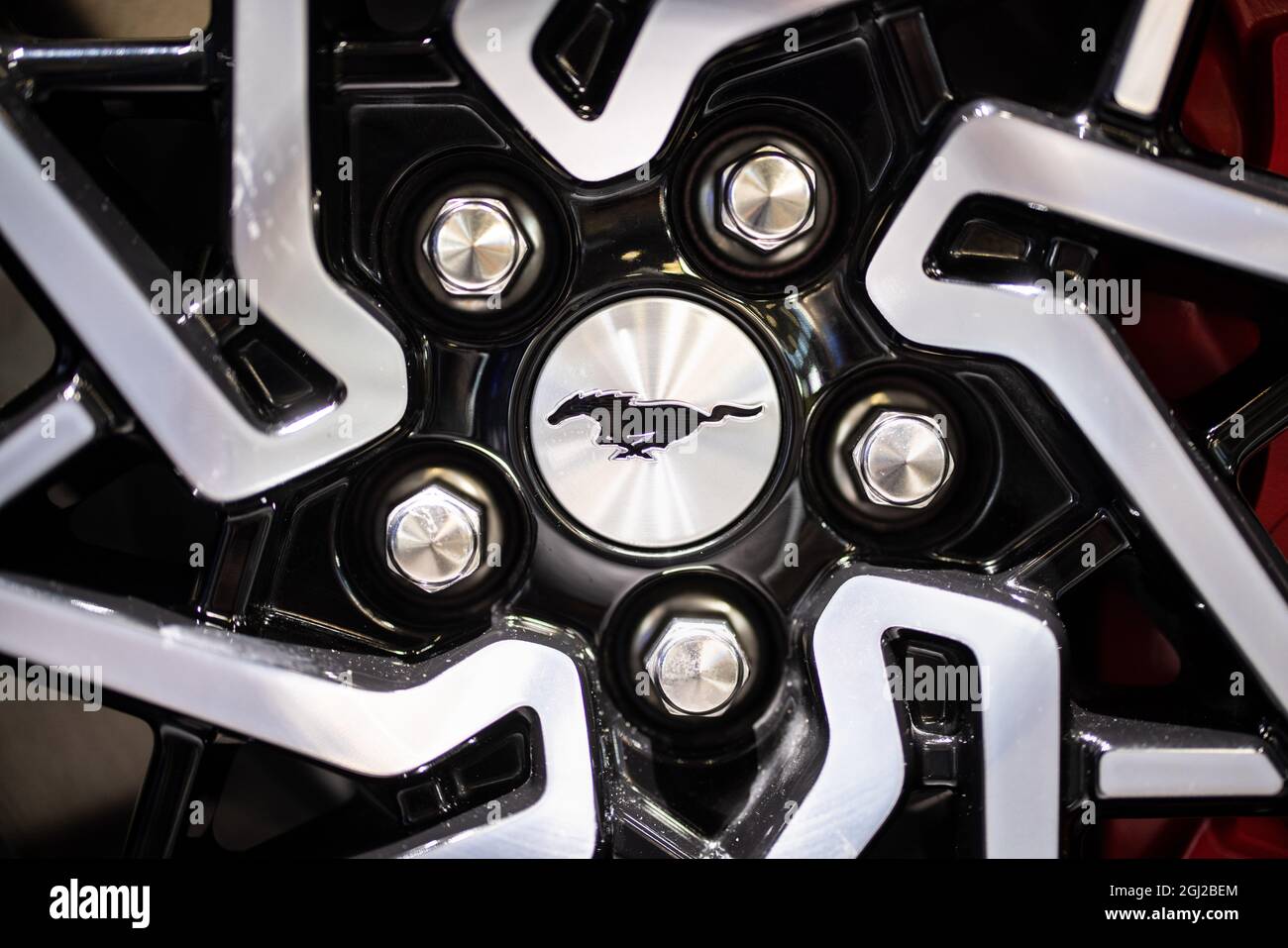 Monaco di Baviera, Germania. 08 settembre 2021. Il logo del marchio Ford Mustang può essere visto sul mozzo di un cerchio in lega di un Ford Mustang Mach-e GT in mostra durante l'International Motor Show (IAA Mobility). IAA Mobility 2021 avrà luogo a Monaco di Baviera, Germania, dal 7 al 12 settembre 2021. Credit: Matthias Balk/dpa/Alamy Live News Foto Stock