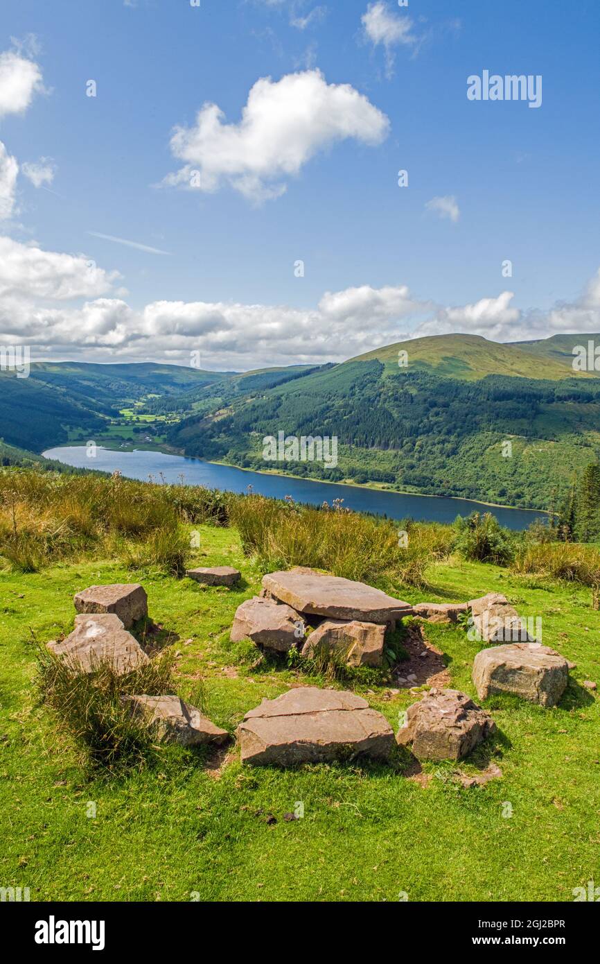 Guardando la Valle di Talybont con tavolo in pietra e posti a sedere in vista, Brecon Beacons, Powys Foto Stock