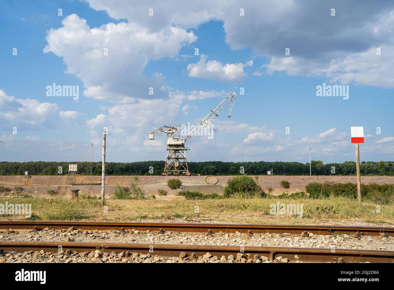 Grande sollevatore di gru industriale pesante a porto abbordato in giornata di sole in Prahovo Serbia Foto Stock