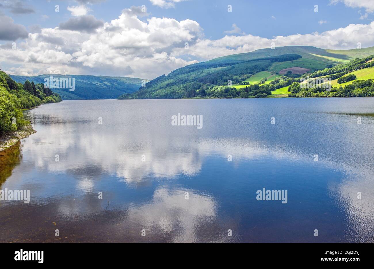 Riflessioni della nuvola sul serbatoio di Talybont visto dalla diga di Talybont nel Brecon Bwacons Foto Stock